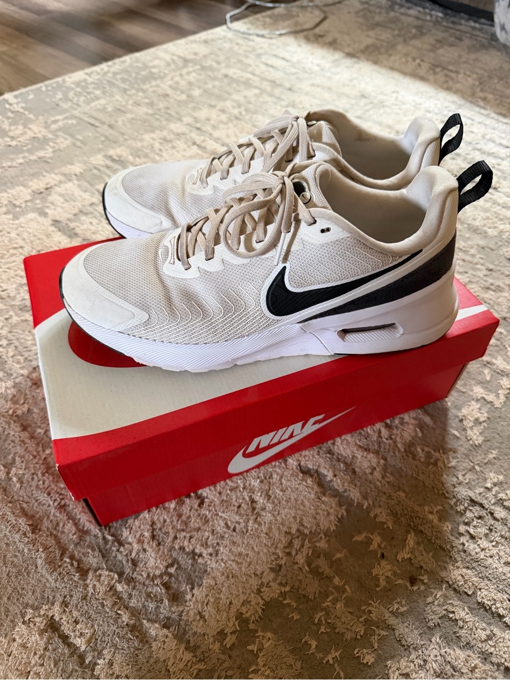 Nike women’s white  and Black Lightweight Sneakers